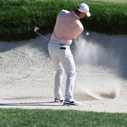 Rory McIlroy de Irlanda del Norte juega un tiro desde un búnker en el hoyo 11 durante la primera ronda del Campeonato BMW en Wilmington Country Club en Wilmington, Delaware. Rob Carr/ AFP. | Foto:AFP