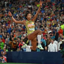 La alemana Malaika Mihambo compite en la final de salto de longitud femenino durante el Campeonato Europeo de Atletismo en el Estadio Olímpico de Múnich, en el sur de Alemania.  ANDREJ ISAKOVIC / AFP. | Foto:AFP