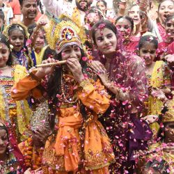 Escolares vestidos como el dios hindú Lord Krishna y su consorte Radha participan en las celebraciones en la víspera del festival Janmashtami, que marca el nacimiento de Krishna, en Amritsar. Narinder NANU / AFP. | Foto:AFP