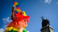 La gente participa en el desfile anual del orgullo gay en el centro de Sofía, Bulgaria