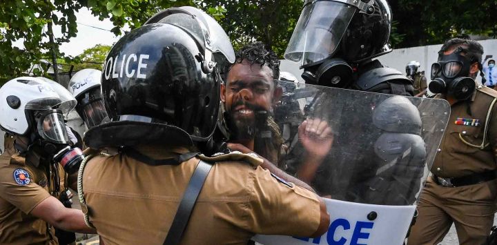 Estudiantes universitarios de Sri Lanka chocan con la policía durante una manifestación en Colombo. Ishara S. KODIKARA / AFP.