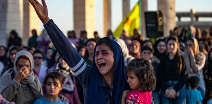Una mujer lamenta la muerte de cinco combatientes de las Fuerzas Democráticas Sirias (SDF), asesinados un día antes en un ataque con aviones no tripulados turcos en la ciudad de Amuda, en el noreste de Siria.  Delil SOULEIMAN / AFP.