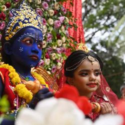 Niños vestidos como el dios hindú Lord Krishna (L) y Radha participan en una procesión durante las celebraciones del festival 'Janmashtami', que marca el nacimiento del dios hindú Lord Krishna, en Dhaka. Munir uz zaman / AFP. | Foto:AFP