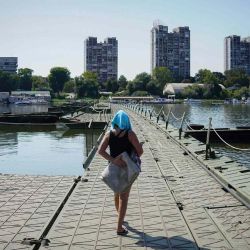 Una mujer camina por el puente de Pontoon sobre el río Danubio en Belgrado. Oliver Bunic / AFP. | Foto:AFP