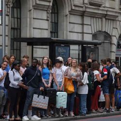 La cola de los pasajeros para los autobuses fuera de Victoria Station London, por huelga en autobuses, ferrocarril nacional y un metro de Londres que afecta a los servicios. Hollie Adams / AFP. | Foto:AFP