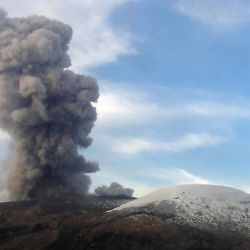 Muestra el volcán Nevado del Ruiz emitiendo una nube de cenizas, en Manizales, Departamento de Caldas, Colombia. AFP. | Foto:AFP