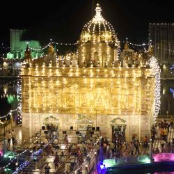 Los devotos hindúes visitan el Templo Durgiana iluminado en la 'Janmashtami', que marca el nacimiento del dios hindú Lord Krishna. Narinder NANU / AFP. | Foto:AFP