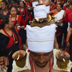 Los devotos hindúes que llevan lámparas de aceite en la cabeza y los hombros participan en una procesión durante las celebraciones del festival 'Krishna Janmashtami', que marca el nacimiento del dios hindú Krishna, en Bhaktapur, en las afueras de Katmandú. Prakash MATHEMA / AFP. | Foto:AFP