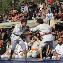 Los atletas muestran sus habilidades durante un evento de demostración de artes marciales para celebrar el Día de la Independencia de Afganistán, en Herat. Mohsin Karimi / AFP. | Foto:AFP