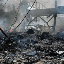 Esta fotografía muestra el edificio en llamas de una fábrica química destruida tras un ataque con misiles en la segunda ciudad ucraniana más grande de Kharkiv, en medio de la invasión rusa de Ucrania. SERGEY BOBOK / AFP. | Foto:AFP