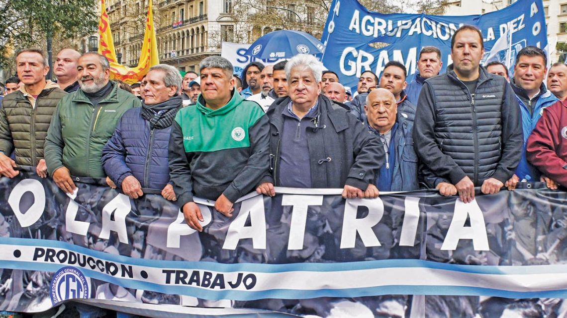 Thousands rallied downtown last Wednesday in favour of and against President Alberto Fernández’s government in protest against runaway inflation.