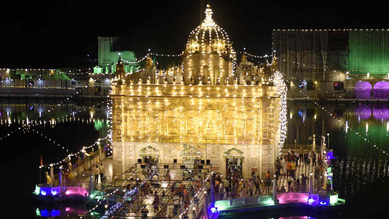 Los devotos hindúes visitan el Templo Durgiana iluminado en la 'Janmashtami', que marca el nacimiento del dios hindú Lord Krishna. Narinder NANU / AFP. | Foto:AFP