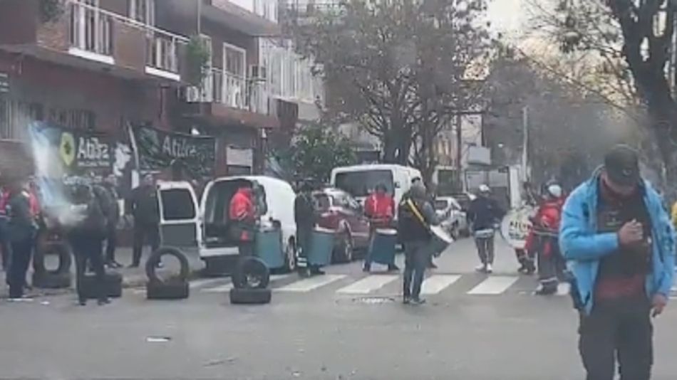 Gremialistas de ATILRA bloquean la normal operatoria en la empresa Lácteos Vidal.