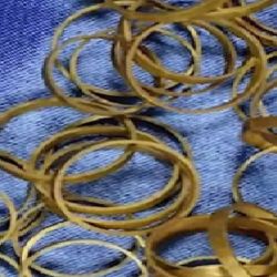 También encontraron un brazalete en espiral elaborado en cobre, dos rosarios dorados y cerca de otros 800 fabricados a base de hueso.
