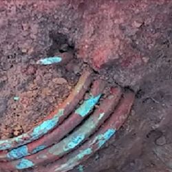 Los investigadores también hallaron los restos de un brazalete en espiral elaborado en cobre.