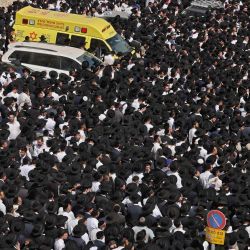 Miles de judíos ultra ortodoxos asisten el funeral en Jerusalén del rabino Shalom Cohen, el influyente líder espiritual del partido político ultraortodoxo más grande de Israel, que murió en el hospital hoy a la edad de 91 años. Menahem Kahana / AFP. | Foto:AFP