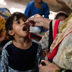 Un trabajador de la salud administra la vacuna contra la poliomielitis a un niño en una escuela durante una campaña de vacunación de poliomielitis puerta a puerta en Lahore. Arif Ali / AFP. | Foto:AFP