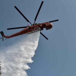 Un helicóptero de bombero deja caer agua sobre un incendio forestal en el Parque Tesaloniki Seih Sou en Thesaloniki. Sakis Mitrolidis / AFP. | Foto:AFP