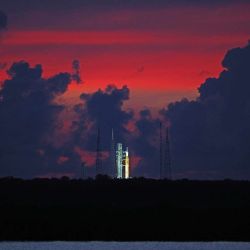 El cielo comienza a despejarse antes del amanecer, destacando el cohete lunar Artemis-1 en la plataforma de lanzamiento 39 en el Centro Espacial Kennedy, en esta vista desde Titusville, Florida. Gregg Newton / AFP. | Foto:AFP