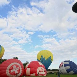 Los concursantes se preparan y despegan en sus globos aerostáticos al comienzo del 48º Campeonato Francés de Globos Aerostáticos en Bessoncourt, este de Francia. Frederick FLORIN / AFP. | Foto:AFP