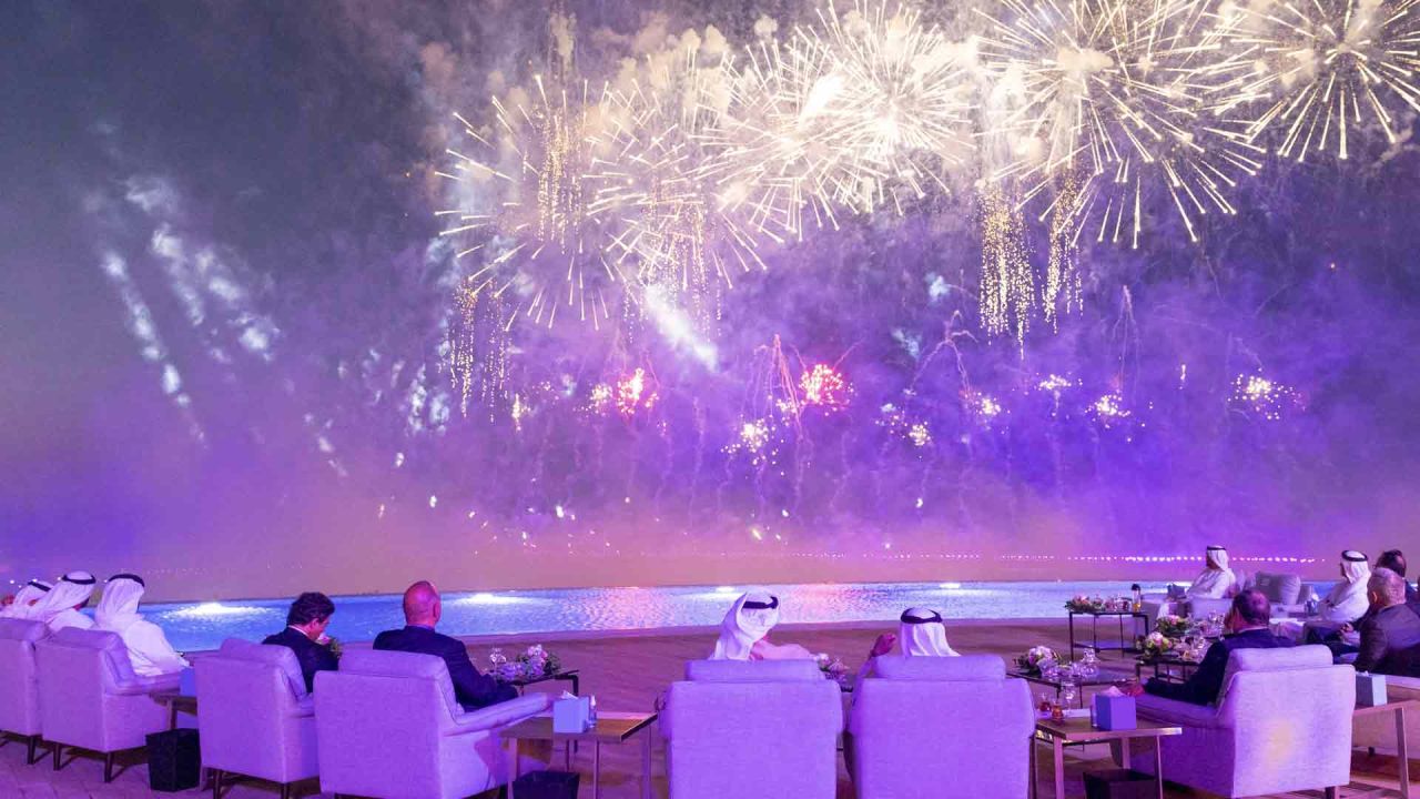 Espectáculo de fuegos artificiales durante la ceremonia de inauguración del Hotel Regal Heights en Alamein a lo largo de la costa norte del mar Mediterráneo de Egipto. Ryan CARTER / AFP. | Foto:AFP