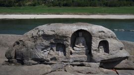 Las milenarias estatuas estaban escondidas en la profundidad del río.