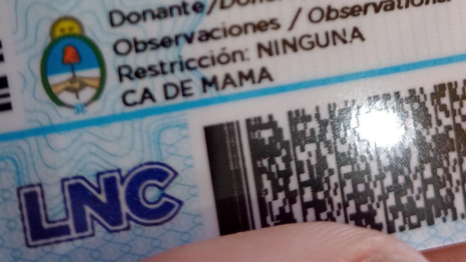 le dieron el carnet de conducir y le pusieron que sufrió cáncer de mama.