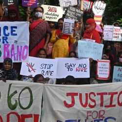 Los activistas sociales participan en una manifestación de protesta en apoyo de la mujer musulmana Bilkis Bano, en Kolkata. Bano, que fue violada en grupo, ya que otras 14 personas fueron asesinadas durante uno de los peores disturbios religiosos de la India. Dibyangshu Sarkar / AFP. | Foto:AFP