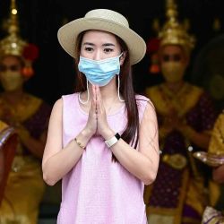 Una mujer ofrece oraciones, mientras los bailarines tradicionales tailandeses se realizan en el fondo, en el Santuario Erawan en Bangkok. Manan Vatsyayana / AFP. | Foto:AFP