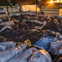 Cientos de solicitantes de asilo duermen frente a la puerta del centro de solicitudes en Ter Apel, Países Bajos. Los titulares de estatus no pueden mudarse a un hogar debido, entre otras cosas, al mercado inmobiliario recalentado. Vincent JANNINK / AFP.  | Foto:AFP