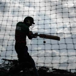 Un jugador de cricket de Kenia juega un tiro durante una práctica en el Nairobi Gymkhana Cricket Grounds en Nairobi. Yasuyoshi CHIBA / AFP. | Foto:AFP