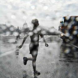 Un niño disfruta de los chorros de enfriamiento mientras un camión de servicios municipales rocía agua en la plaza Dvortsovaya en San Petersburgo, cuando las temperaturas alcanzan los 30 grados centígrados. Olga MALTSEVA / AFP. | Foto:AFP