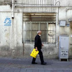 Un iraní camina por una calle de la ciudad capital de Teherán, Irán recibió una respuesta de Estados Unidos a sus propuestas sobre un borrador final de la Unión Europea para la reactivación del acuerdo nuclear de 2015. AFP. | Foto:AFP