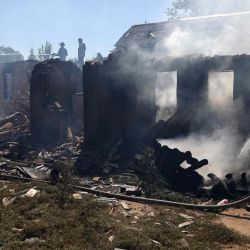 Los bomberos ucranianos apagaron el fuego en una casa destruida luego de un bombardeo ruso en la ciudad de Bakhmut, región de Donetsk. Anatolii Stepanov / AFP. | Foto:AFP