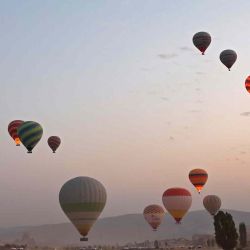 Lanzamiento de globos aerostáticos turísticos en el Parque Nacional Histórico de Goreme, al este de Nevesehir (Neapolis) en la provincia del mismo nombre en la región histórica de Capadocia (Kapadokya) en el centro de Turquía. Omar HAJ KADOUR / AFP. | Foto:AFp
