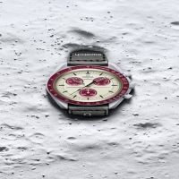 Misión a Plutón. En gris y bordeaux, este reloj está dedicado a Plutón, el planeta enano.