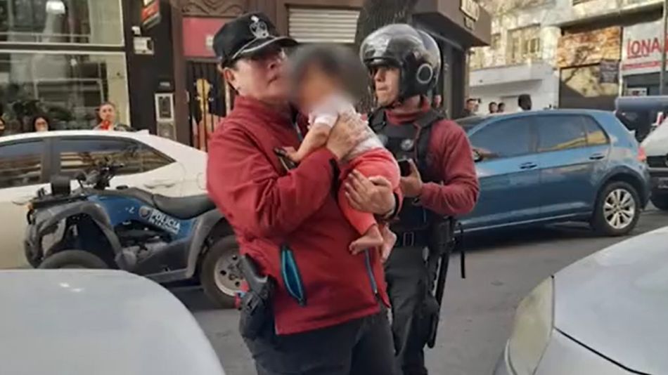 Bebé encerrada en un auto 20220825