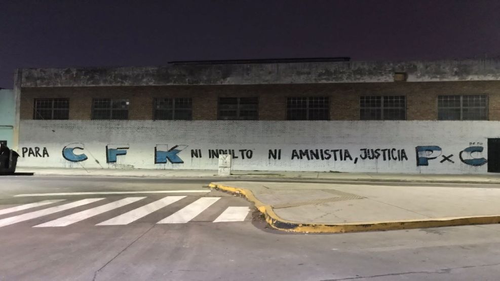 Pintadas de JXC en apoyo a Cristina Kirchner