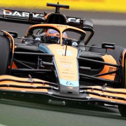 El piloto australiano de McLaren, Daniel Ricciardo, compite en la primera práctica libre para el Gran Premio de Bélgica de Fórmula Uno en el hipódromo de Spa-Francorchamps en Spa. Kenzo TRIBOUILLARD / AFP. | Foto:AFP