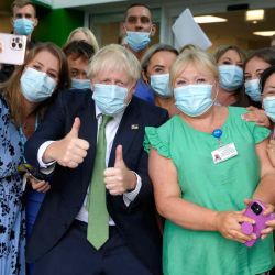 El primer ministro británico, Boris Johnson, posa para una fotografía con miembros del personal y visitantes del hospital durante una visita al Centro Ortopédico del Suroeste de Londres en Epsom, en el sur de Londres. Kirsty Wigglesworth / AFP. | Foto:AFP
