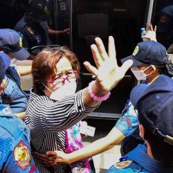 La exsenadora filipina y activista de derechos humanos Leila de Lima, una crítica de alto perfil del expresidente Rodrigo Duterte y su guerra mortal contra las drogas, es escoltada por la policía en Manila. MARIA SALVADOR TAN / AFP. | Foto:AFP