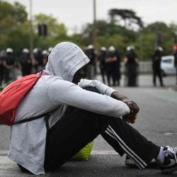 La Policía Nacional Francesa (CRS) forma una barrera mientras evacuan a los inmigrantes de una casa okupa en la ciudad de Toulouse, en el sur de Francia. Valentine CHAPUIS / AFP. | Foto:AFP