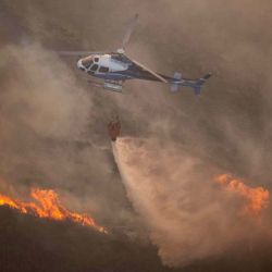 Un helicóptero de bomberos arroja agua para apagar un incendio forestal en el Parque Natural Baixa Limia - Serra do Xures, cerca del pueblo de Lobeira, provincia de Ourense, noroeste de España. MIGUEL RIOPA / AFP. | Foto:AFP