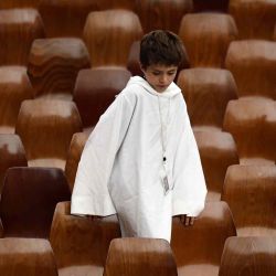 Un joven monaguillo de Francia espera la llegada del Papa Francisco al salón Pablo VI del Vaticano. Filippo MONTEFORTE / AFP. | Foto:AFP
