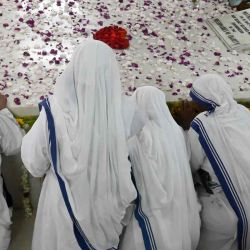 Monjas de las Misioneras de la Caridad asisten a una oración especial para conmemorar el 112 aniversario del nacimiento de la Madre Teresa, cerca de su tumba en la Casa Madre en Calcuta. Dibyangshu SARKAR / AFP. | Foto:AFP