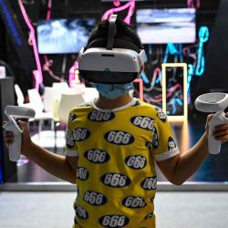 Un niño juega un juego de realidad virtual (VR) durante la Conferencia Mundial de Metaverso en Beijing. Jade Gao / AFP. | Foto:AFP