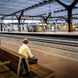 Un hombre en una plataforma vacía en la estación de tren central de Róterdam, mientras Nederlandse Spoorwegen (NS), el principal operador ferroviario de pasajeros en los Países Bajos, realiza una. Robin UTRECHT /AFP. | Foto:AFP