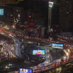 La emblemática Torre de El Cairo muestra una vista nocturna de larga exposición de vehículos que pasan junto a vallas publicitarias iluminadas a lo largo de la autopista "6 de octubre" que atraviesa el centro de la capital de Egipto, El Cairo. Khaled DESOUKI / AFP. | Foto:AFP