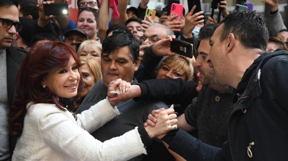 Por quinto día consecutivo, una vigilia frente al domicilio de la vicepresidenta Cristina Fernández 20220826