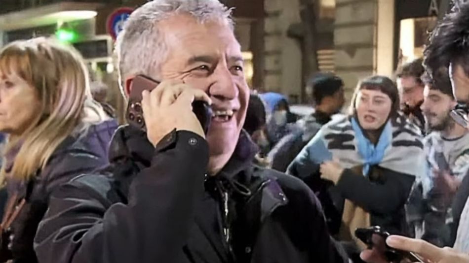 El condenado exgobernador entrerriano y exembajador Sergio Urribarri, en la marcha kirchnerista en Recoleta.